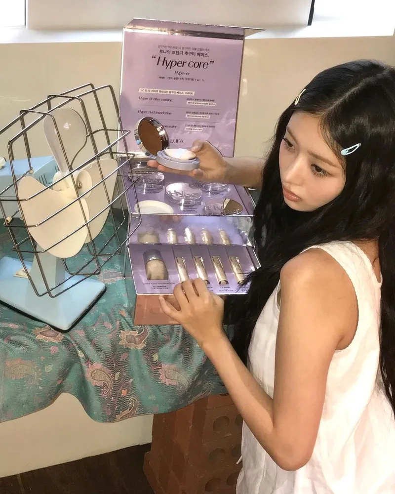 “햇살 스며든 오후”…아이브 레이, 고요한 집중→섬세한 여름 셀카 / 걸그룹 아이브 레이 인스타그램