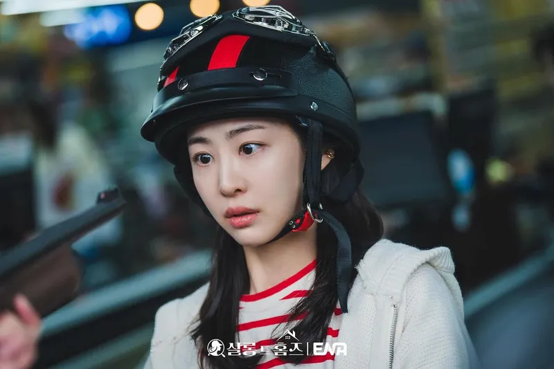 “멈춰 선 순간, 눈빛에 담긴 긴장”…김다솜, 밤의 정적→몰입감 폭발 / 배우 김다솜 인스타그램