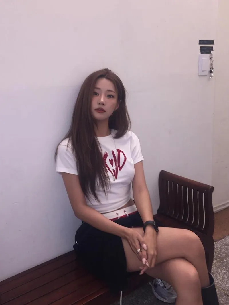 “무심한 시선 속 담긴 온기”…배지연, 깊은 여름 저녁→압도적 존재감 / 솔로지옥4 출연자 모델 배지연 인스타그램
