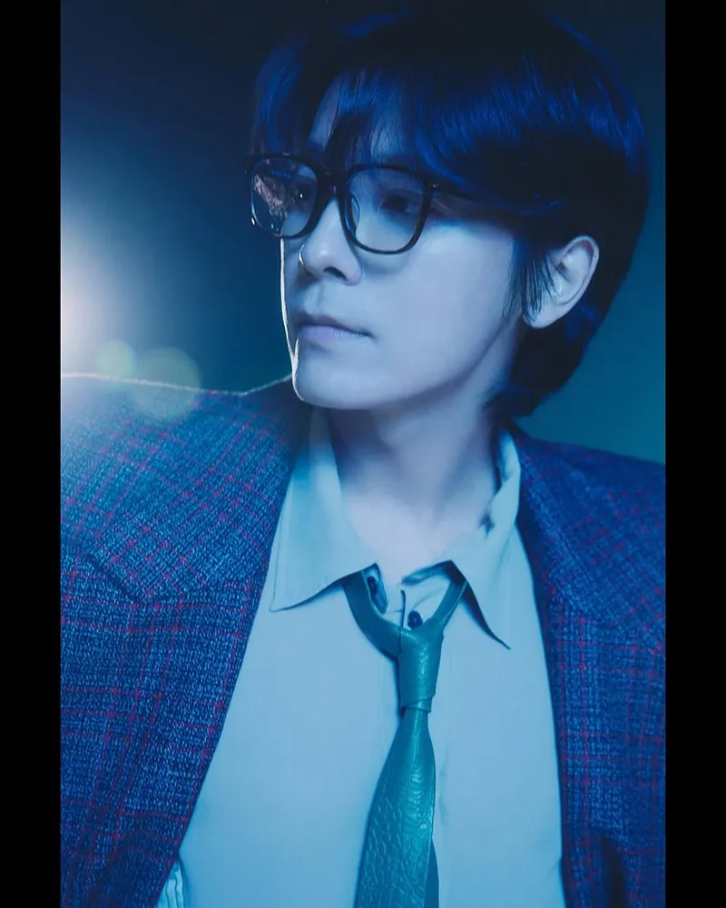 “청량한 시선이 머문 곳”…이동해, 푸른빛 감성→여름 초상화 / 그룹 슈퍼주니어 동해 인스타그램