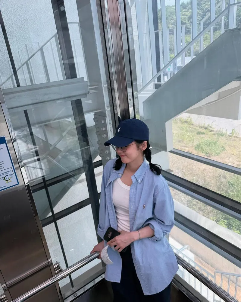 “요즘의 순간을 담아”…장나라, 햇살 아래 여유→도심 속 청량美 / 배우 장나라 인스타그램