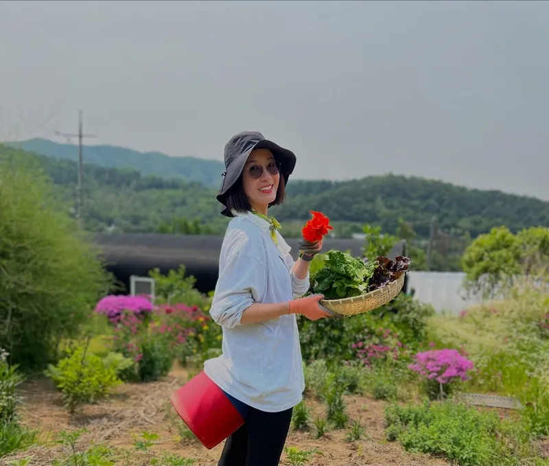 “나의 로망 건강식 먹기”…오연수, 텃밭 수확의 환희→여름 들녘 싱그러움 / 배우 오연수 인스타그램