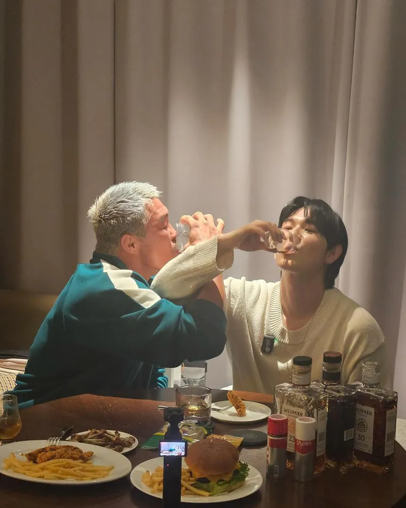 “오랜 시간 쌓인 믿음”…추성훈, 환한 미소→진한 우정의 한 잔 / 이종격투기선수 추성훈 인스타그램