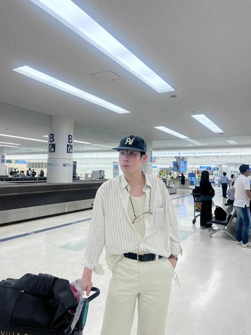 “지훈이 어디 놀러갔능가봉가”…피오, 공항에서 여름 미감→자유로움 한가득 / 그룹 블락비 피오 인스타그램