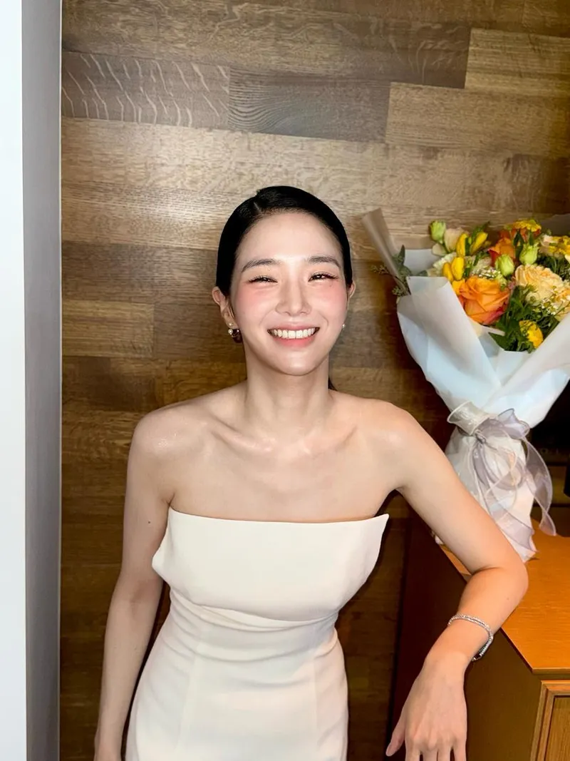 “미소 짓는 순간, 시간이 멈춘 듯”…박규영, 환한 여름밤→순백 미의 절정 / 배우 박규영 인스타그램
