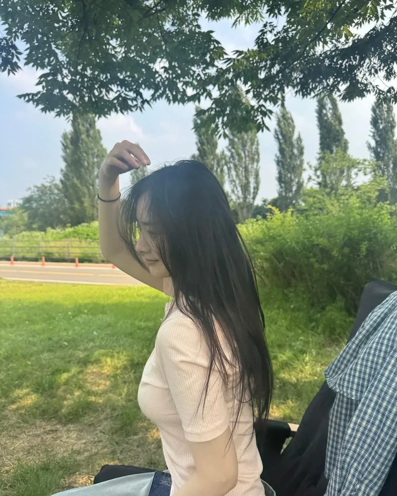 “진짜 맛있는 커피슬러시와 한강공원”…배우희, 여름 햇살 아래 미소→청량한 휴식 / 가수, 배우 배우희 인스타그램