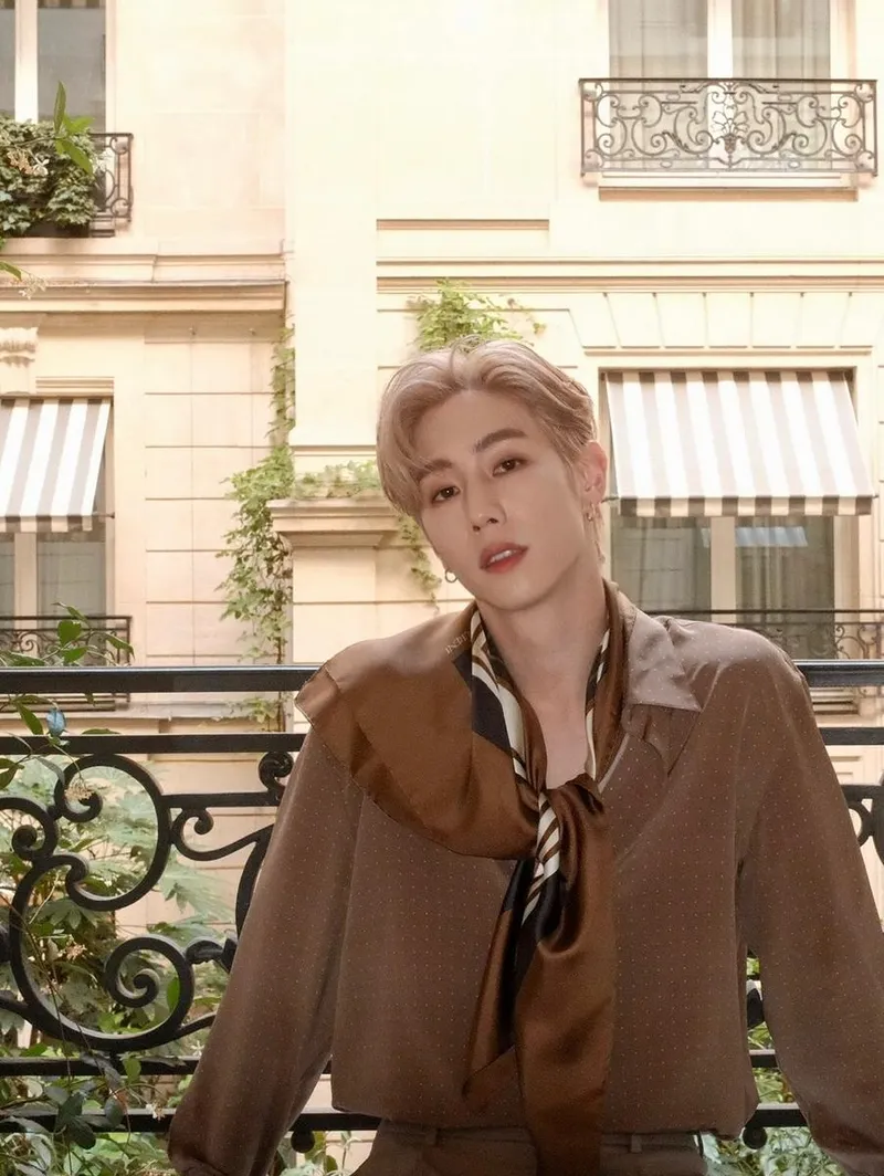 “여름 오후의 정적”…마크, 황홀한 시선→파리 감각적 순간 / 그룹 갓세븐 마크 인스타그램