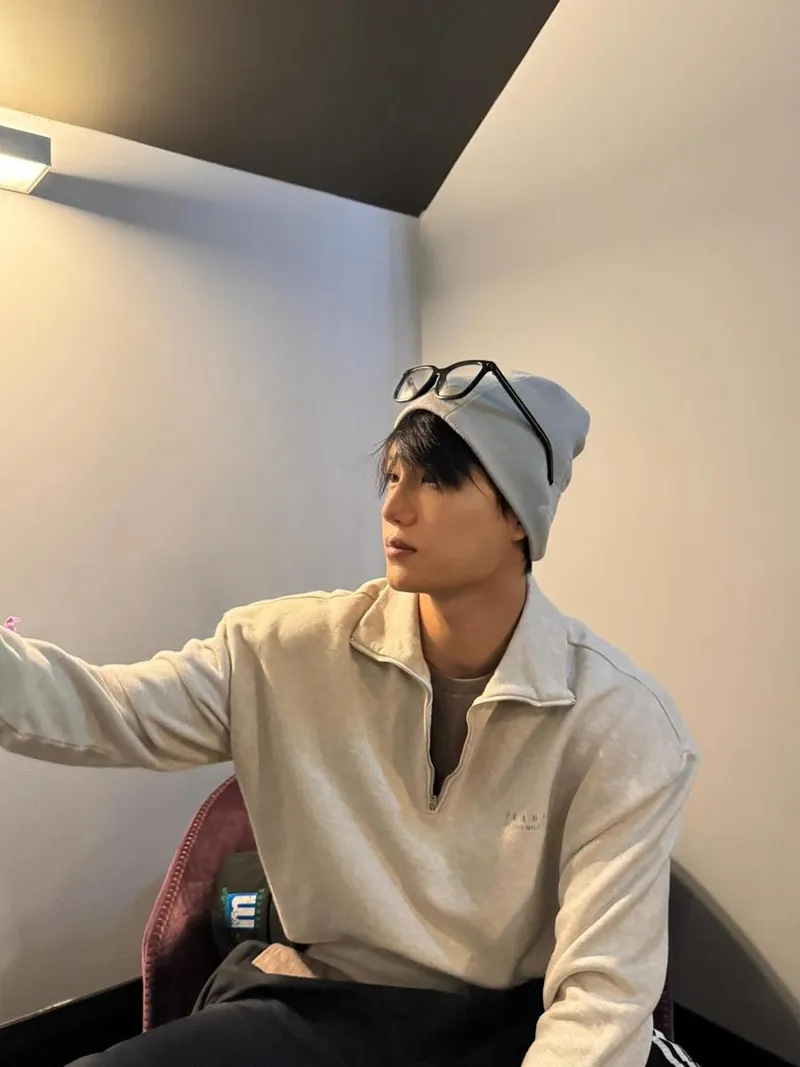 “차분함 속 깊은 시선”…카이, 퇴근길 감성→도회적 여운 / 그룹 엑소 카이 인스타그램