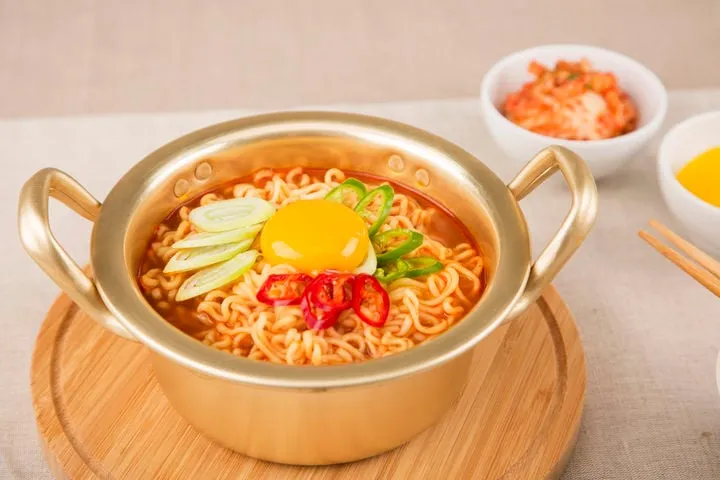 “한국산 라면 경고 문구 논란”...글로벌 식품안전 우려 확산→규제·소비 인식 변화 촉발