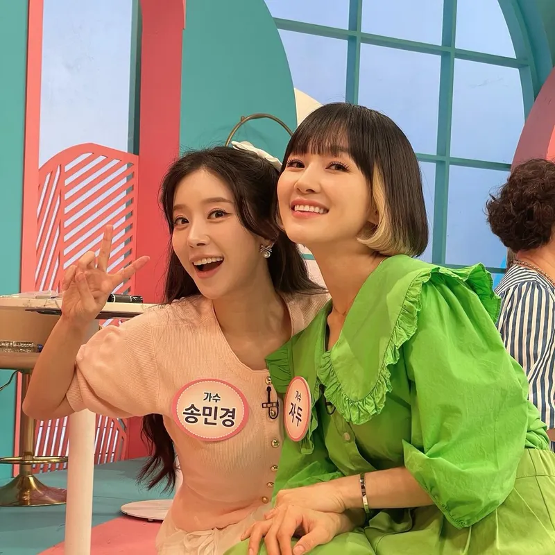 “잘 말아줘”…송민경, 환한 미소→초여름 무드로 시선 압도 / 가수 송민경 인스타그램