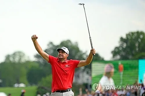 “18번 홀 극적 역전”…브래들리, 트래블러스 우승→PGA 시청률 신기록 / 연합뉴스