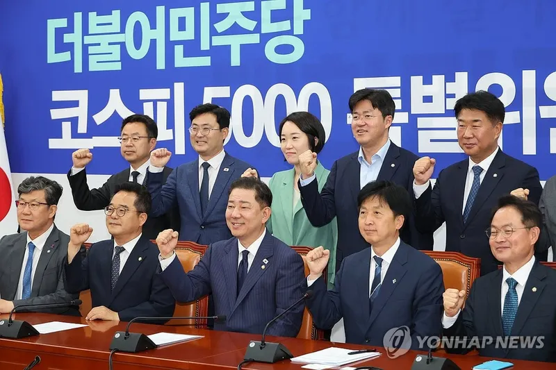 더불어민주당 김병기 당대표 직무대행 겸 원내대표가 23일 서울 여의도 국회에서 열린 코스피 5000 특별위원회 출범식에서 오기형 위원장을 비롯한 위원들과 함께 기념촬영 하고 있다. 2025.6.23 / 연합뉴스
