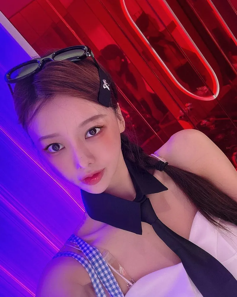 “여행이니까 기록은 냄겨야지”…이아영, 무심한 셀프 무드→빛나는 생기 / 치어리더 이아영 인스타그램
