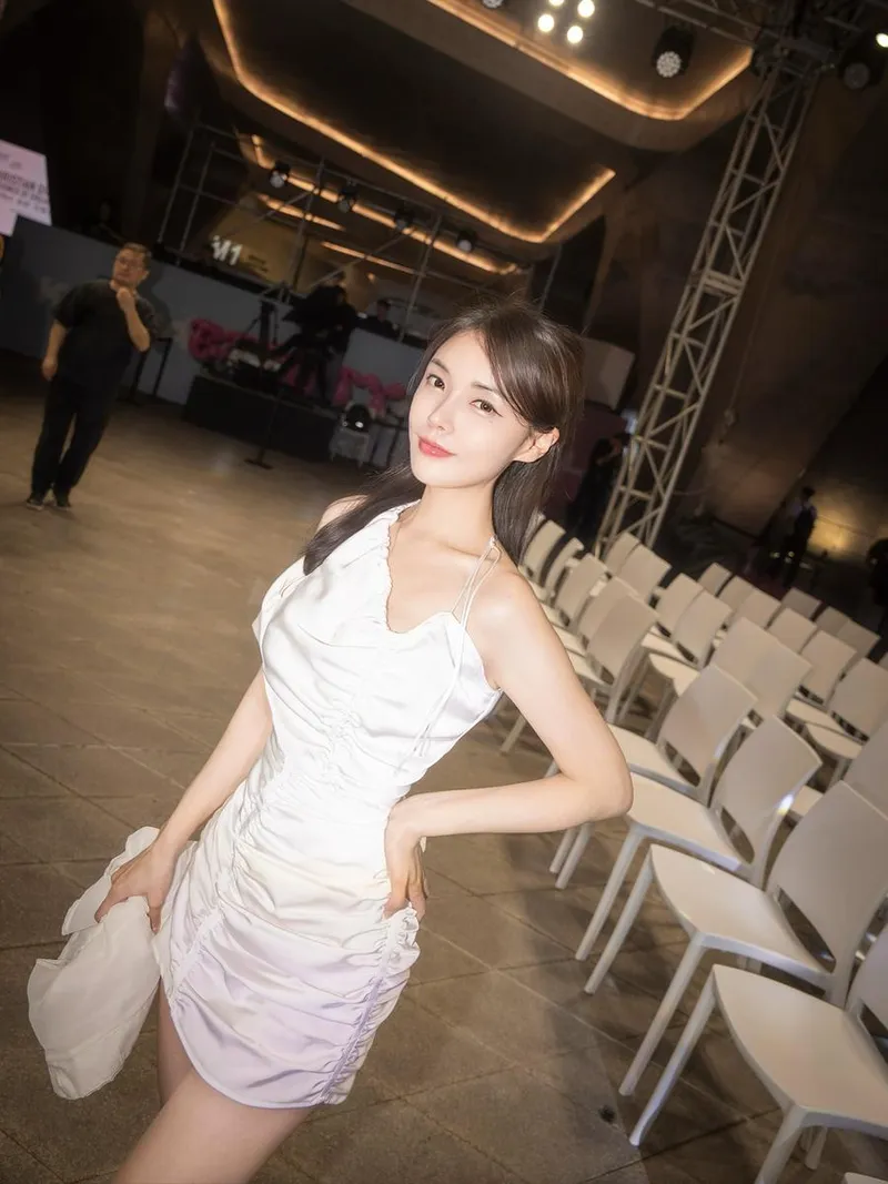 “흰빛이 감돈 시간”…문송희, 도회적 여름밤→순백 미모로 시선 압도 / 가수, 배우 문송희 인스타그램