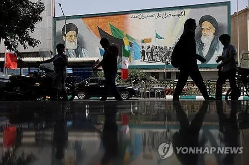 하메네이가 등장하는 벽화가 있는 테헤란 시내 거리[로이터=연합뉴스 자료사진]