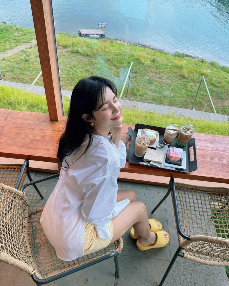 “햇살이 머문 창가에서”…한으뜸, 여름 오후→따스한 미소의 여유 / 모델 한으뜸 인스타그램