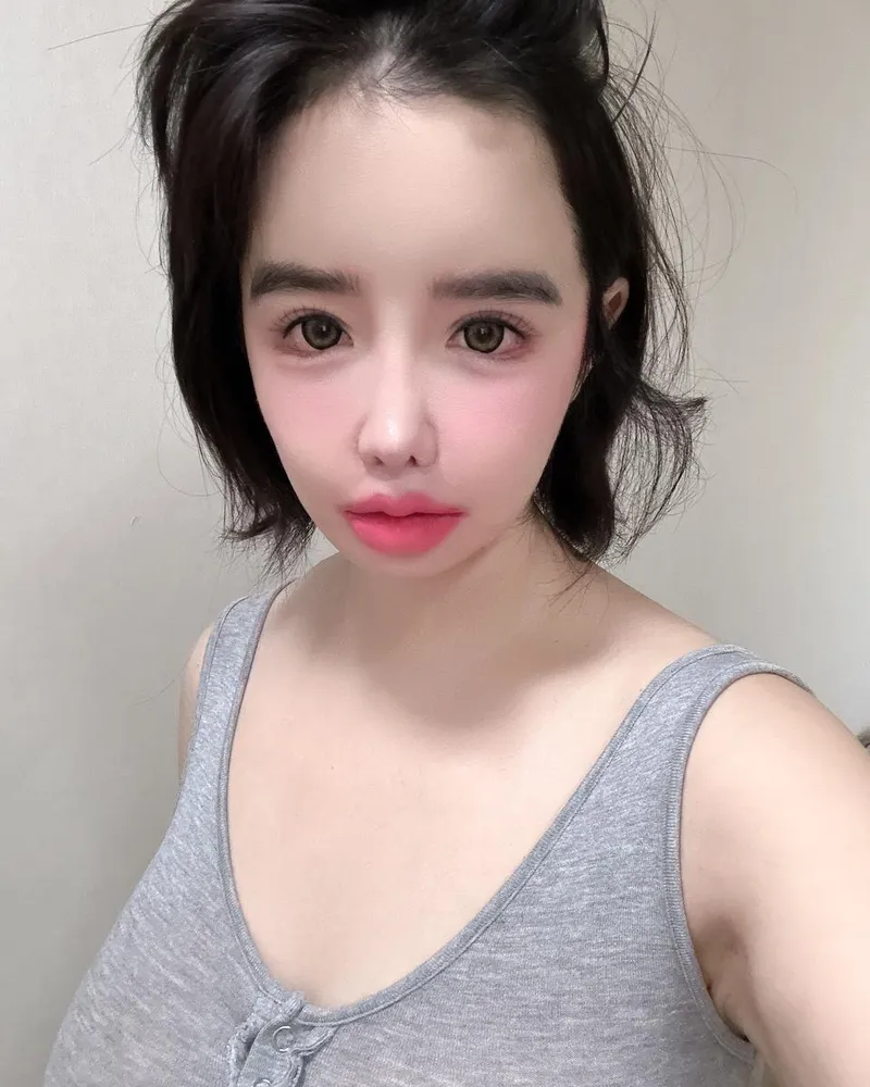 “입술 색깔 살구색, 분홍색”…박봄, 몽환적 시선→여름 낮 셀카 / 걸그룹 2NE1 박봄 인스타그램