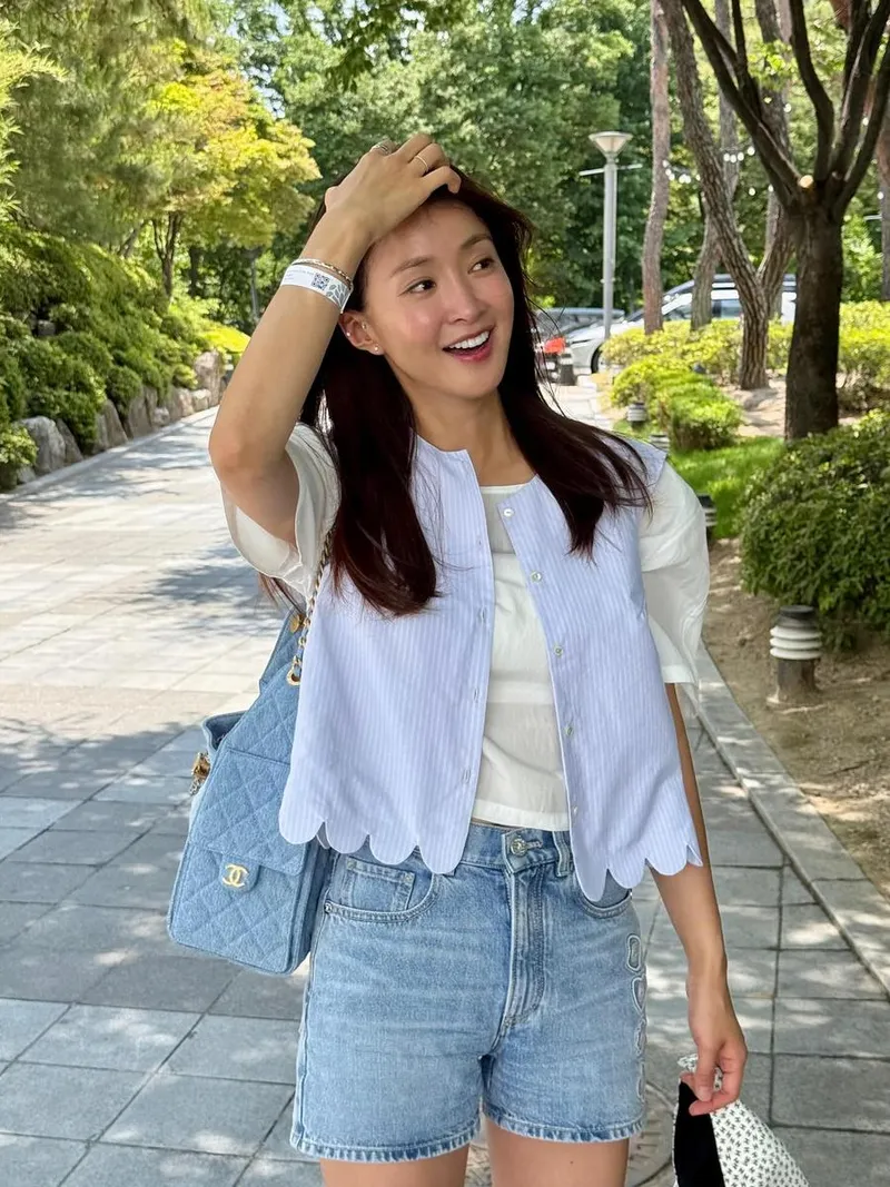 “차라리 수영복 가져갈걸”…이시영, 한여름 열기 속 환한 웃음→청량감 가득한 일상 / 배우 이시영 인스타그램