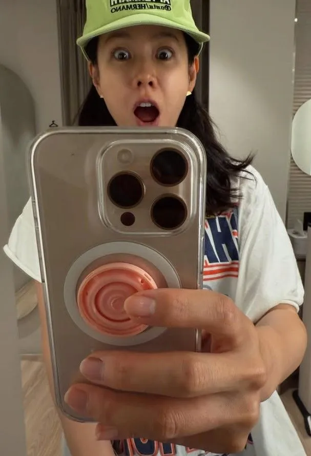 “익살스러운 봄날”…손예진·현빈, 웃음 머문 셀카→새 영화 기대감도