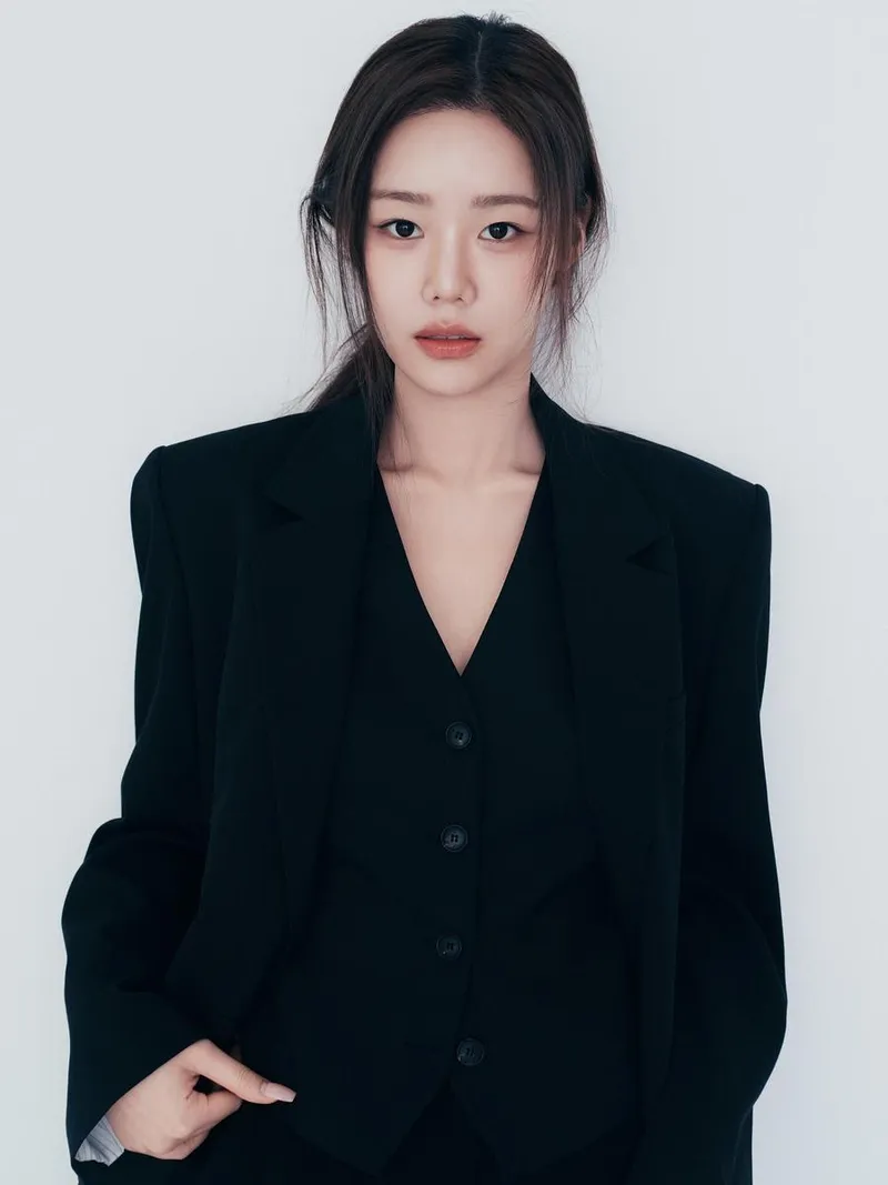 “눈빛에 담긴 결연한 온도”…김민설, 블랙 슈트→정적 속 압도적 시선 / 솔로지옥4 출연자 배우 김민설 인스타그램