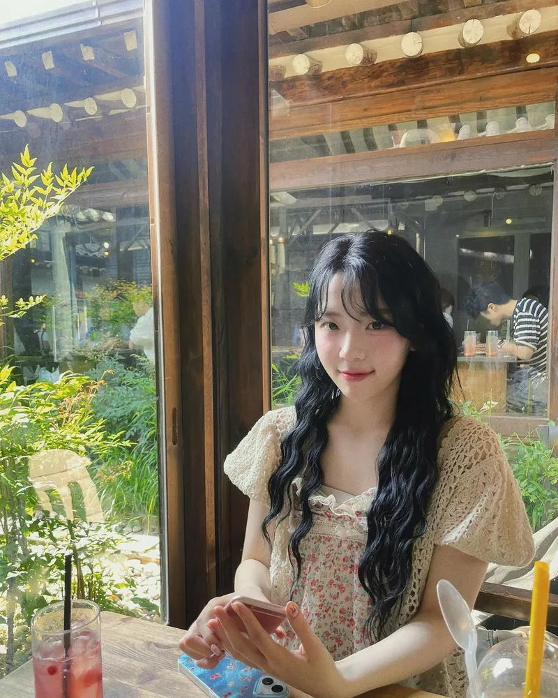 “흑발장발하고 히피펌 하기”…하은, 여름빛 물든 오후→버킷리스트 실현의 순간 / 걸그룹 아트비트 v 하은 인스타그램