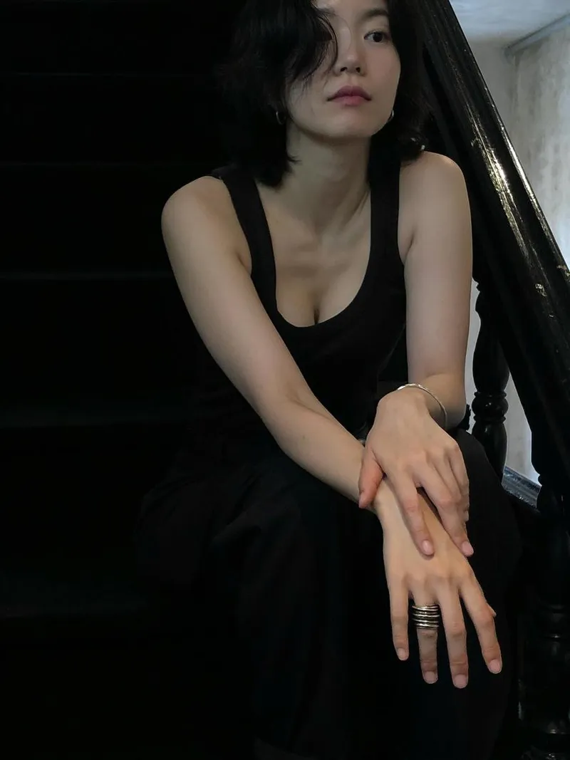 “깊은 고요에 잠긴 오후”…이설, 짙은 여운→블랙 무드 절정 / 배우 이설 인스타그램