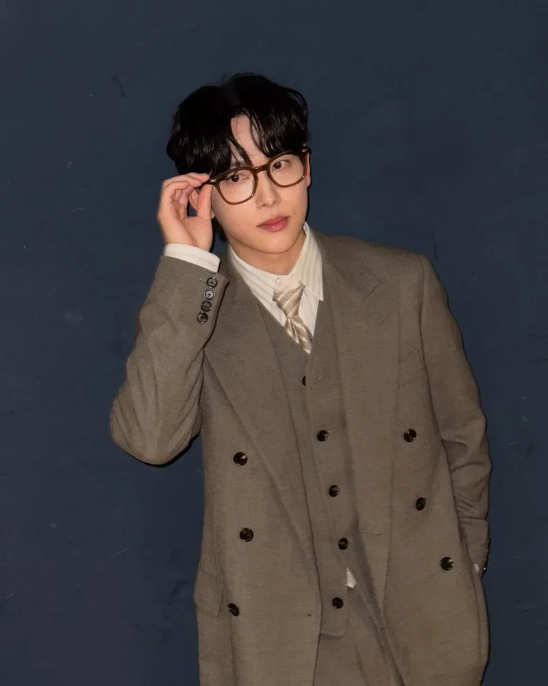 “무심한 시선 아래 완성된 분위기”…임시완, 클래식 수트→지적인 아우라 / 배우 임시완 인스타그램