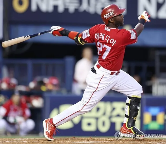 “심판에 폭언”…SSG 에레디아, 피치 클록 판정 불만→제재금 50만원 징계 / 연합뉴스