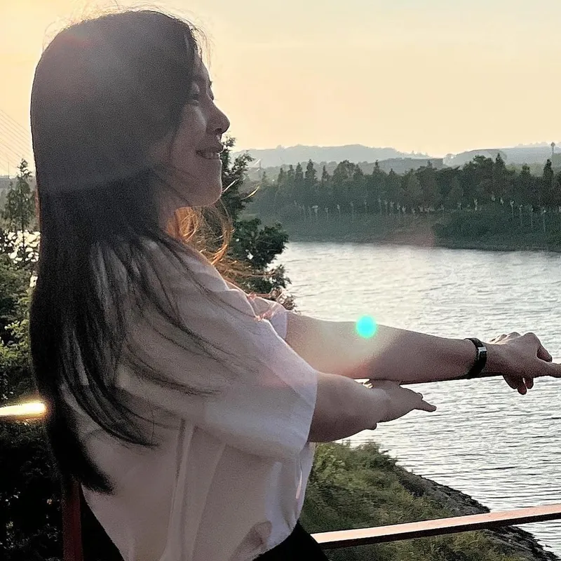 “여름 시작될 때의 냄새”…이하나, 노을빛 여유→강변에서 미소 / 배우 이하나 인스타그램