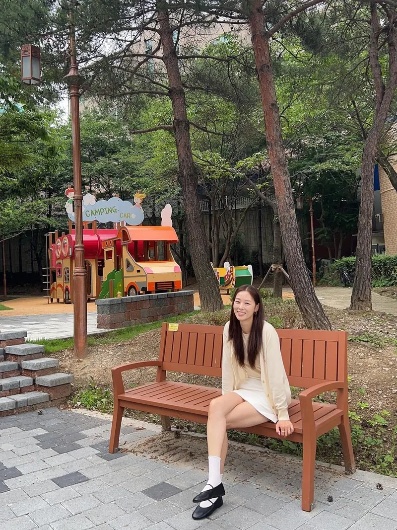 “초여름 오후의 담백한 여운”…장신영, 벤치 위 미소→감성 산책 인증 / 배우 장신영 인스타그램