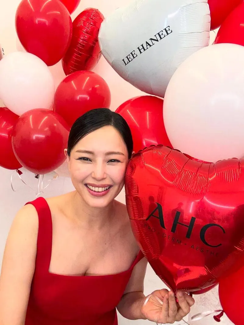“오늘도 무사히 감사히”…이하늬, 환한 미소로 여름을 물들이다→붉은 드레스의 존재감 / 배우 이하늬 인스타그램