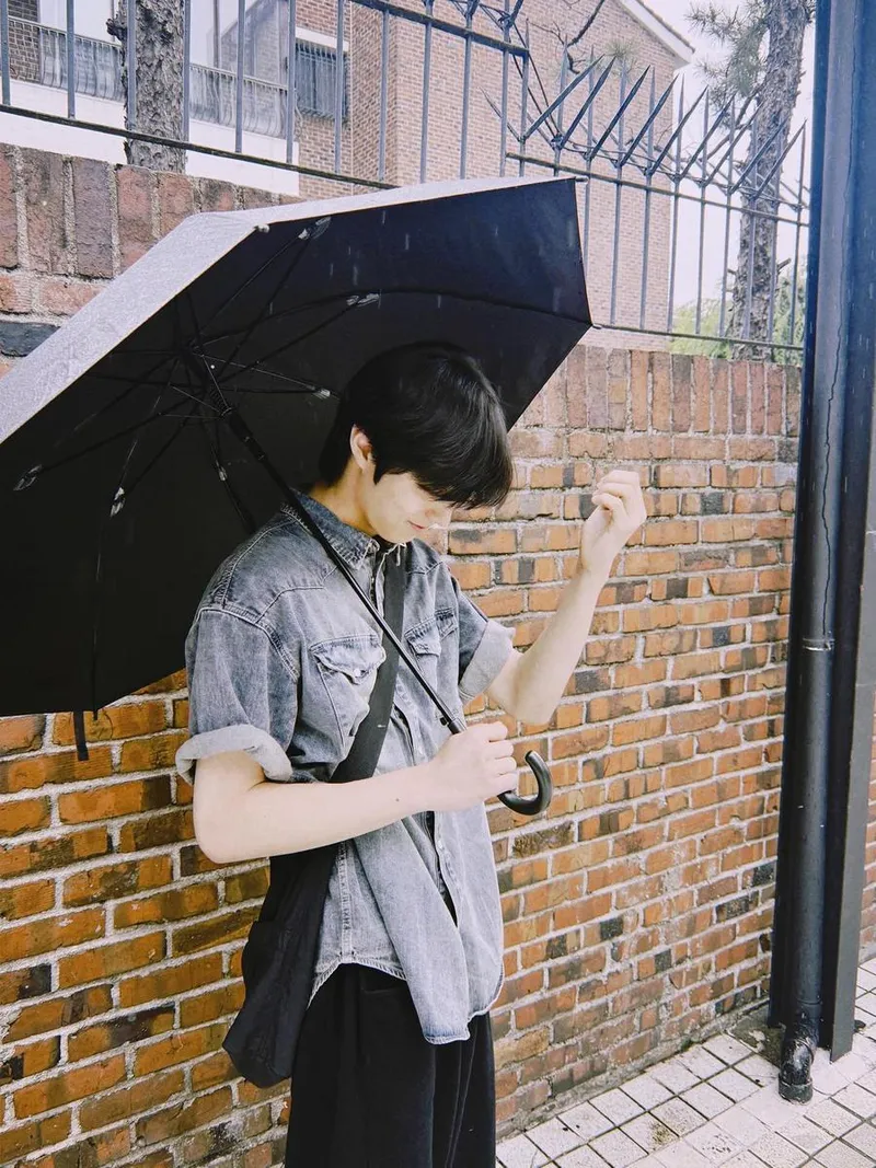 “여름비 느낀 순간”…전진서, 우산 아래 미소→잔잔한 여운 / 배우 전진서 인스타그램