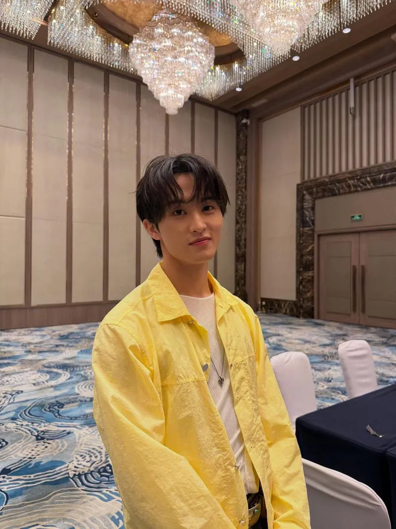 “조용한 설렘의 순간”…마크, 여름 오후 햇살처럼→청량한 미소 / 그룹 NCT 마크 인스타그램