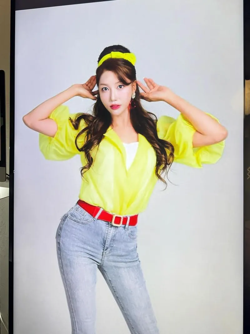 “포스터 촬영의 설렘 담았죠”…두리, 눈부신 변신→여름 싱그러움 대폭발 / 가수 두리 인스타그램