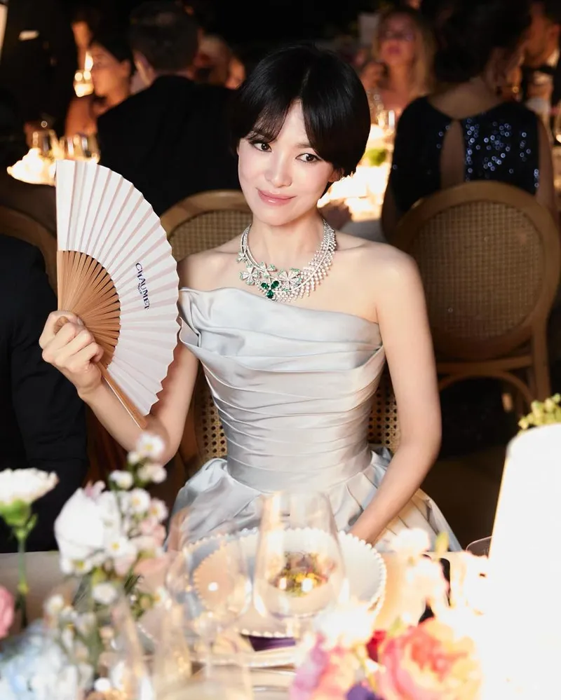 “눈빛 속에 머문 은은한 여운”…송혜교, 여름 밤빛 아래→우아함 압도 / 배우 송혜교 인스타그램