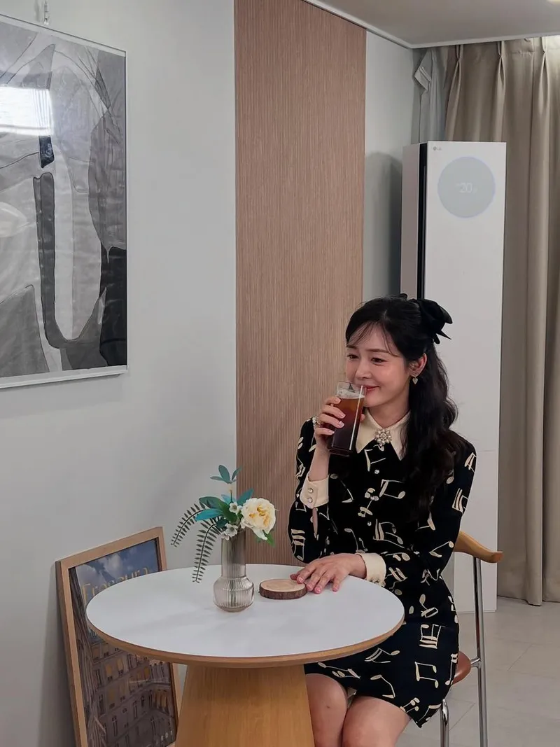 “잔잔한 오후의 여운”…성유리, 고요한 미소→감성 가득 티타임 / 배우 성유리 인스타그램