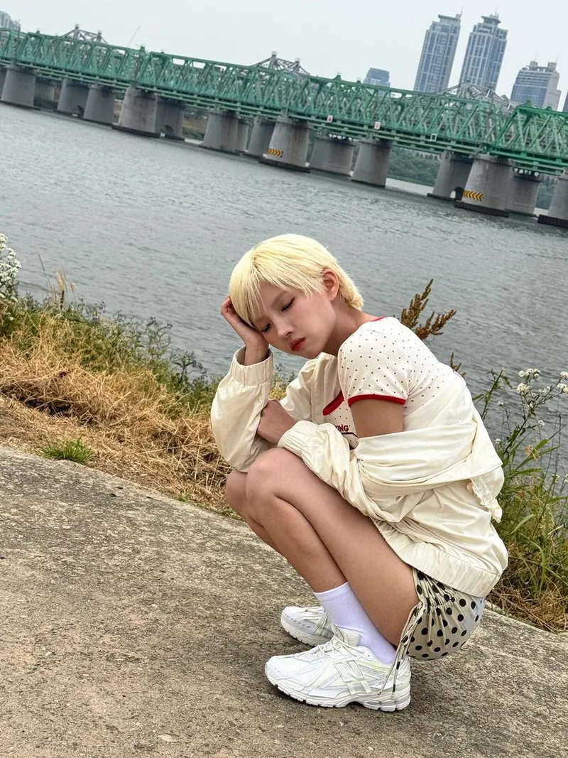 “고요가 깃든 하루”…전소연, 한강가에서 눈을 감다→여름 오후의 여운 / 걸그룹 아이들 전소연 인스타그램