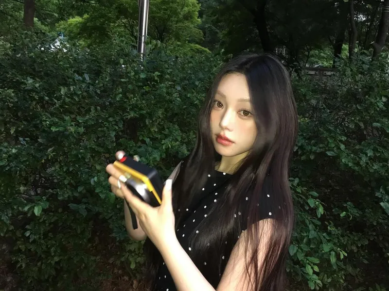 “아날로그 감성에 머물다”…김선우, 짙은 여름빛 속→필름의 서정 / 인플루언서 김선우 인스타그램