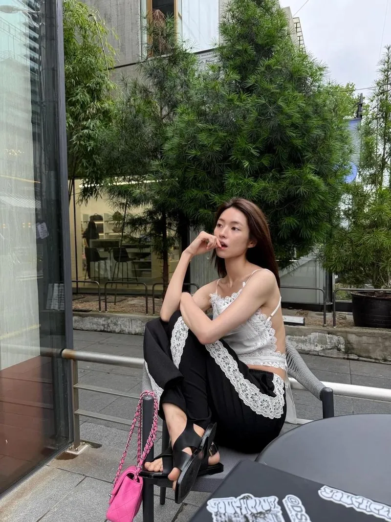 “그렇다네요”…하영, 여름 오후의 한가로움→잔잔한 도심 휴식 / 배우 하영 인스타그램