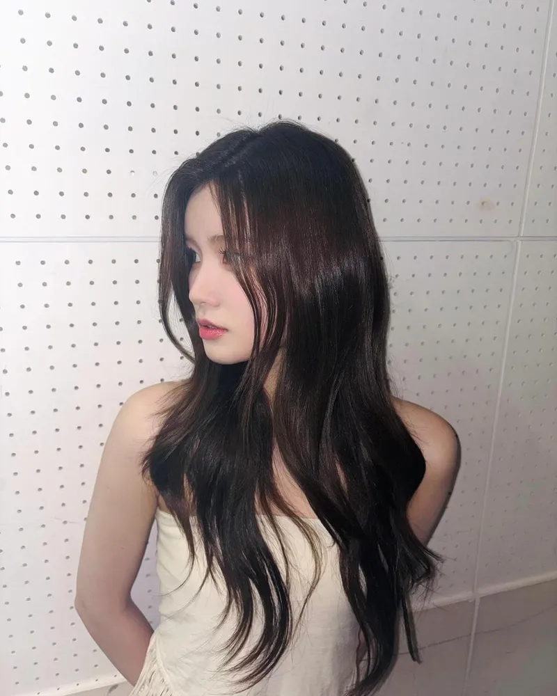 “고요히 물든 여름밤”…유수아, 긴 머리결 사이로→순수의 정적 / 걸그룹 첫사랑 유수아 인스타그램