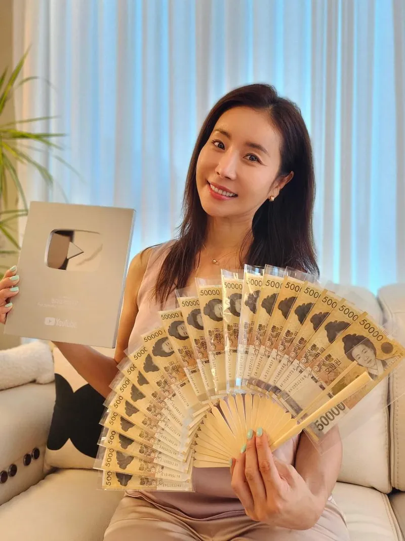“뭉클한 밤입니다”…한다감, 실버버튼 받고 환한 미소→진심 담은 감사 인사 / 배우 한다감 인스타그램
