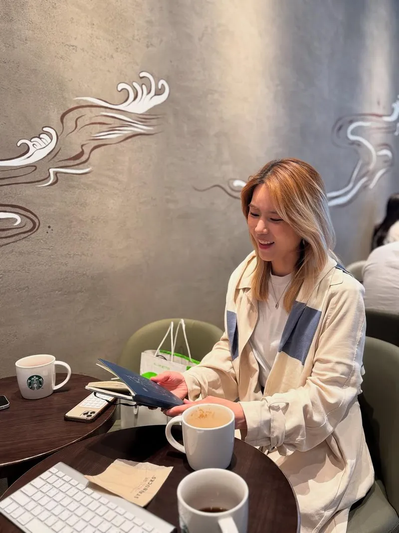 “오늘 비가 하루종일 오네요”…김연지, 조용한 설렘→카페 속 여유 한 조각 / 걸그룹 씨야 김연지 인스타그램
