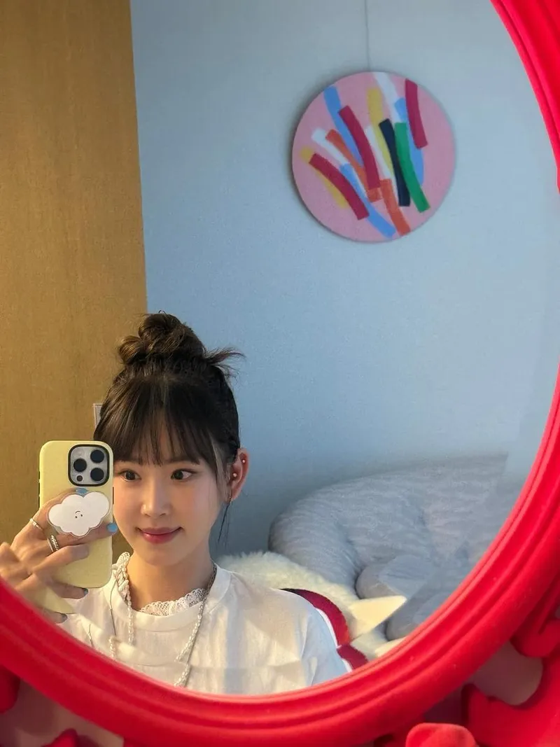 “분홍빛 거울 너머의 맑음”…강예원, 산뜻한 변화→고요한 셀카 속 순간