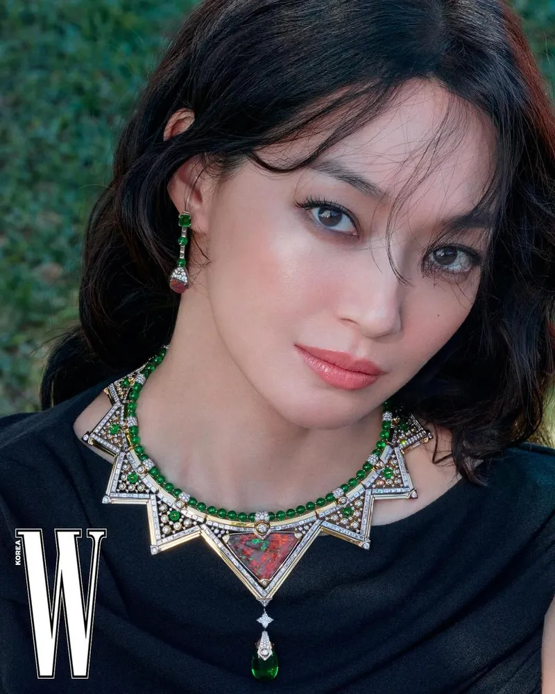“깊은 눈빛과 초록빛 찬란함”…신민아, 여름 저녁의 고요함→아트주얼리 존재감 / 배우 신민아 인스타그램