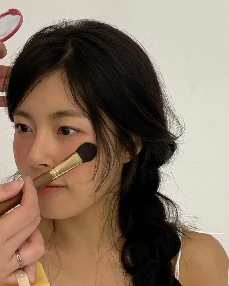 “맑은 오후, 은은한 변화”…민도희, 메이크업 속 여름 감각→청초함 빛났다 / 배우,가수 민도희 인스타그램