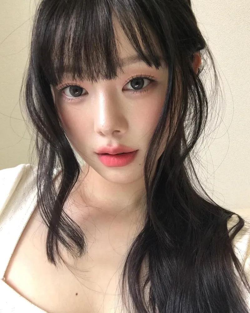 “지만 너무 맘에들어”...김선우, 투명 코랄 무드→여름빛 메이크업 확신 / 인플루언서 김선우 인스타그램