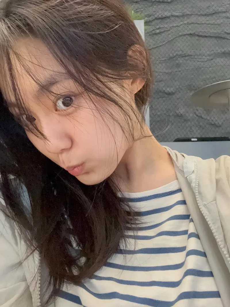 “머문 시선에 깃든 여운”…이서연, 헝클어진 밤→수수한 아름다움 / 배우 이서연 인스타그램