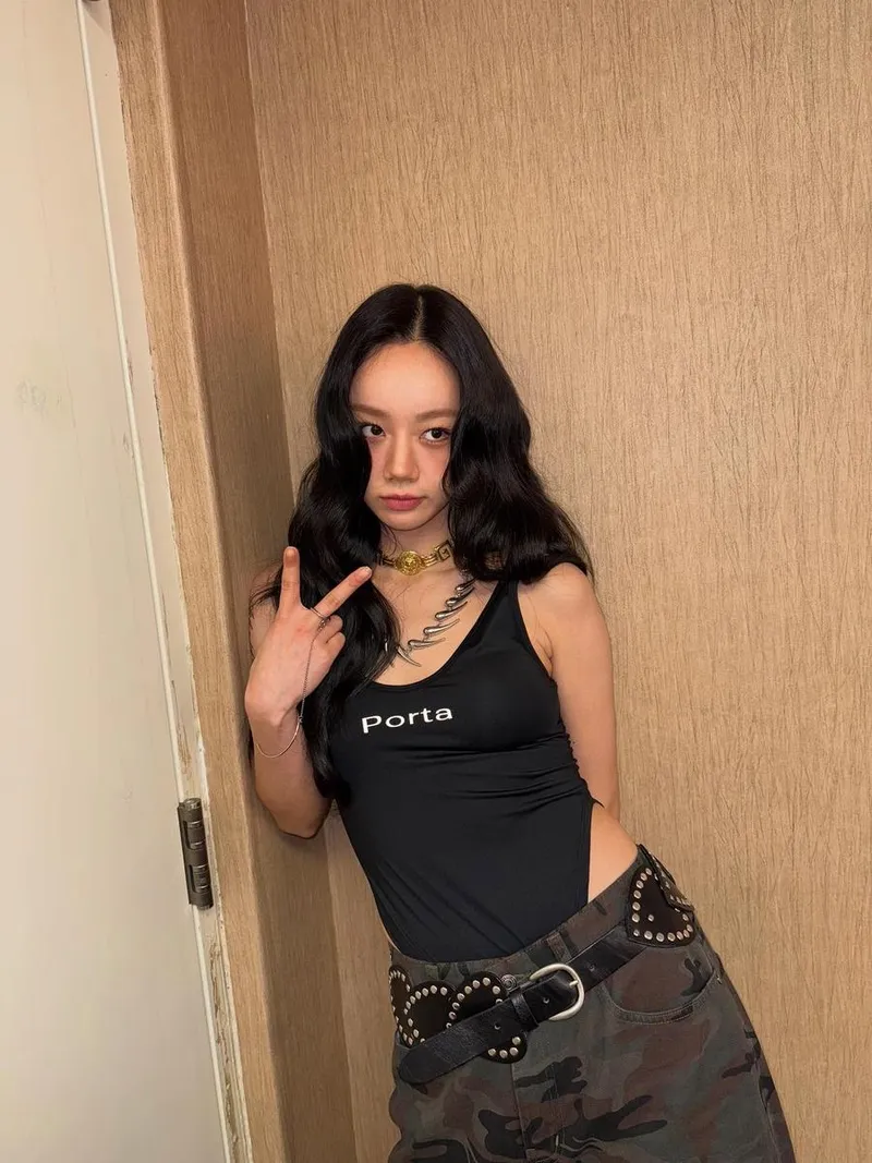 “낯선 벽, 새로운 시선”…혜리, 무심한 눈빛→여름밤 분위기 압도 / 걸그룹 걸스데이 혜리 인스타그램