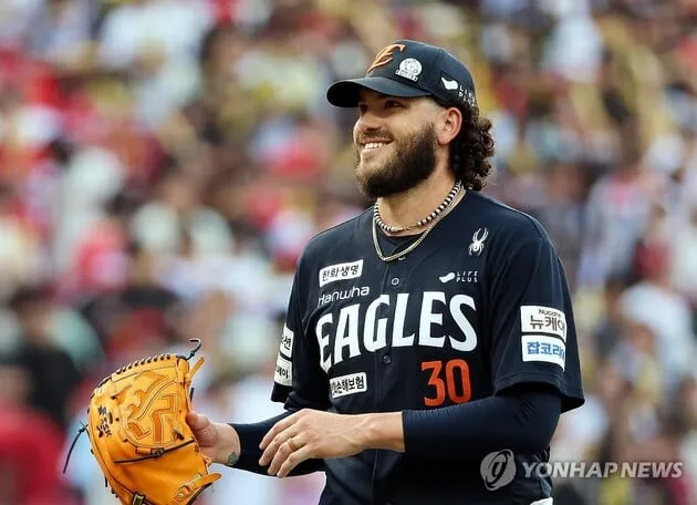 “200이닝 합작”…폰세·와이스, 한화 원투펀치→선두 질주 견인 / 연합뉴스