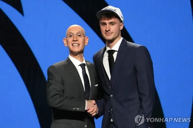 “1순위 당첨 드라마”…쿠퍼 플래그, 댈러스행→NBA 신인 드래프트 사상 이변 / 연합뉴스